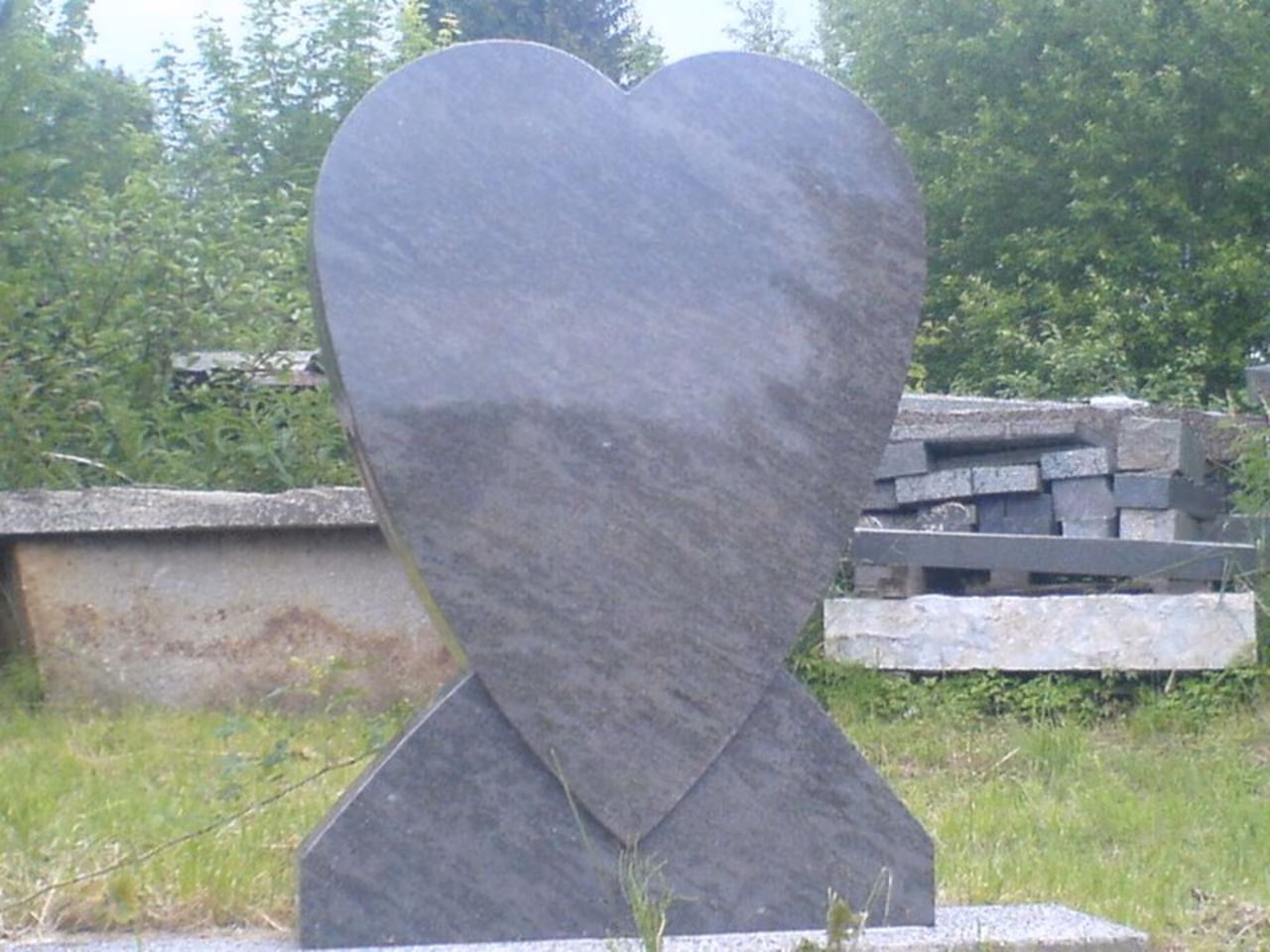 Herzförmiger Grabstein auf dem Steinplatz