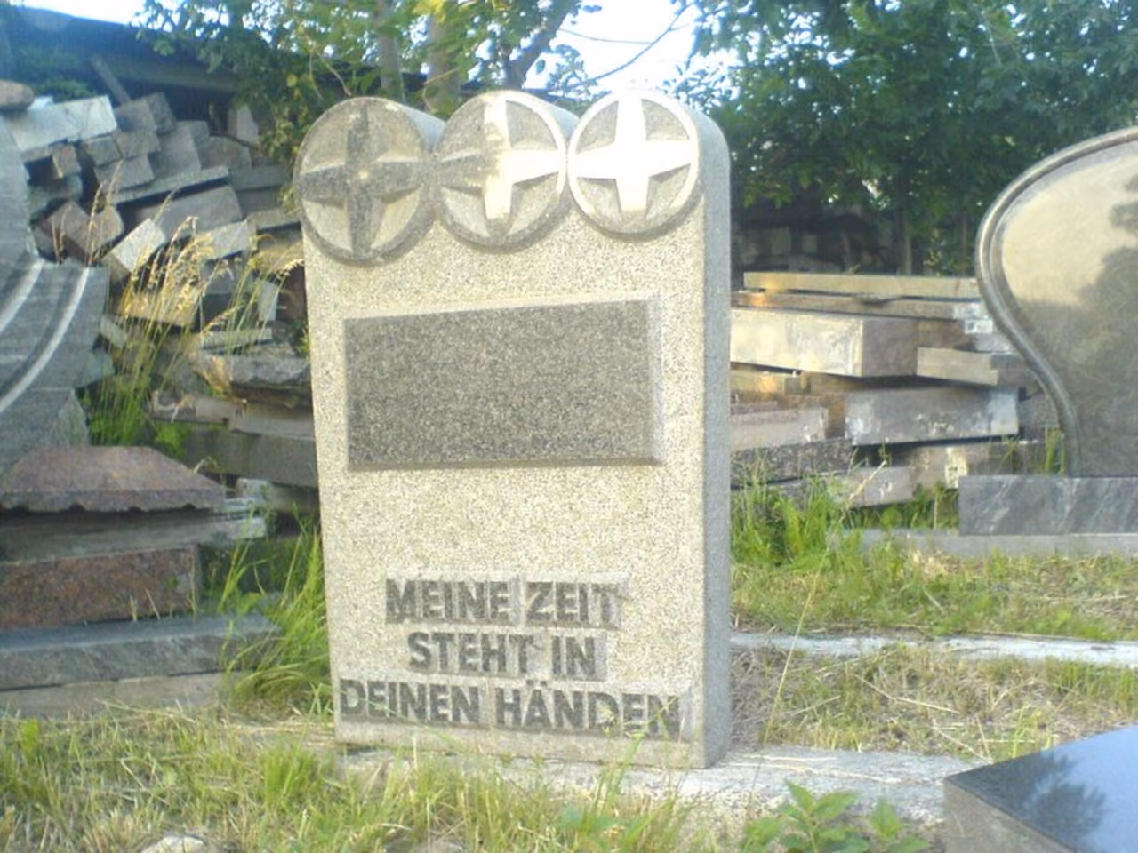 Grabstein mit Kreuzen und der Inschrift Meine Zeit steht in deinen Händen