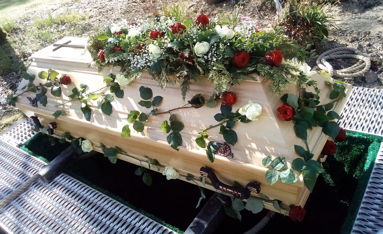 Sarg mit Rosenranken am Grab