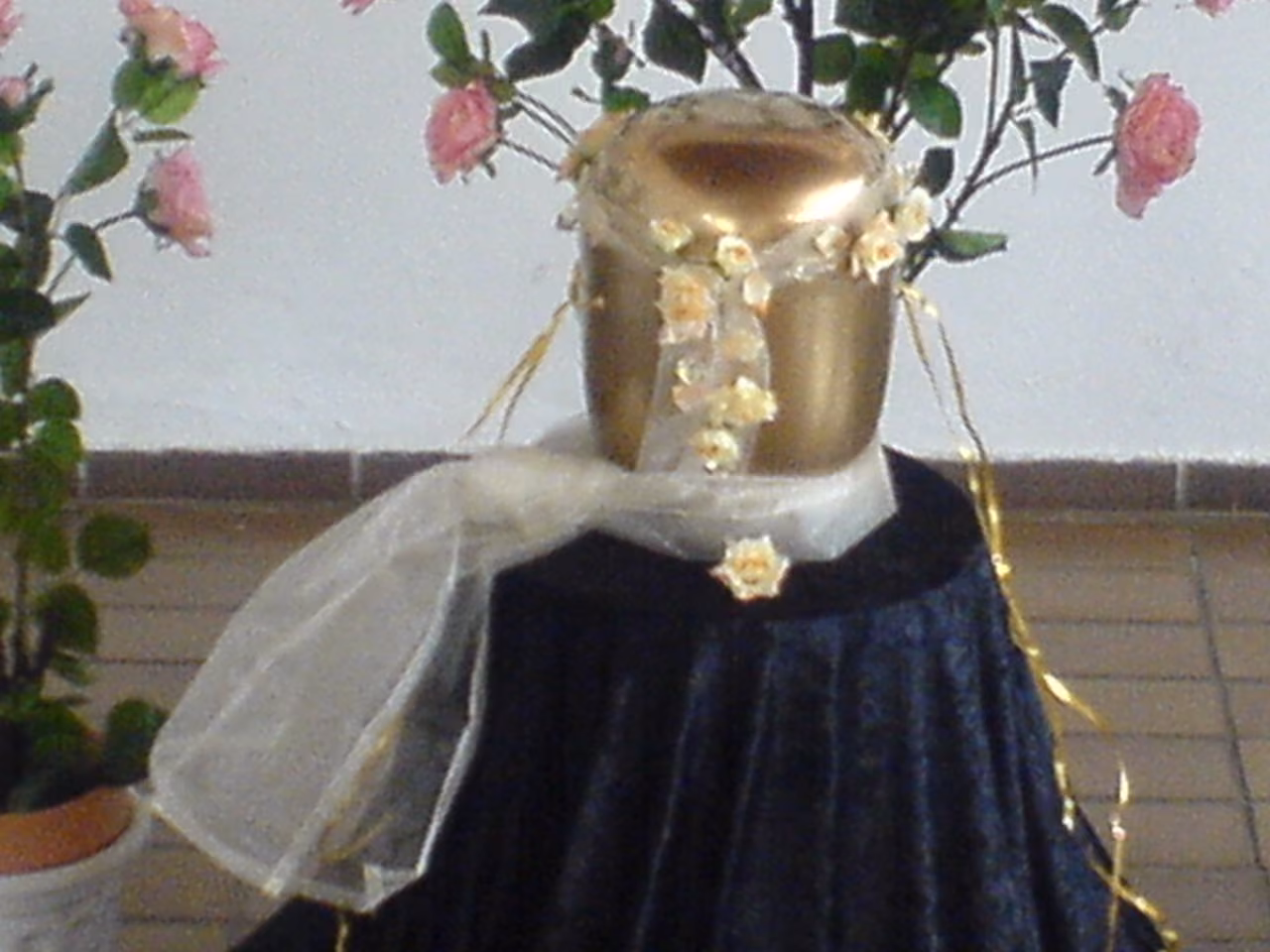 Goldene Urne mit Rosen