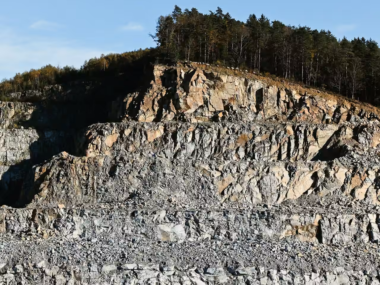 Wand eines Steinbruchs